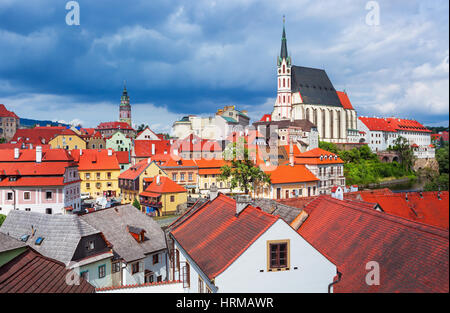 Blick auf Altstadt von Cesky Krumlov auf Vltava (Moldau), UNESCO-Weltkulturerbe, Tschechische Republik Stockfoto