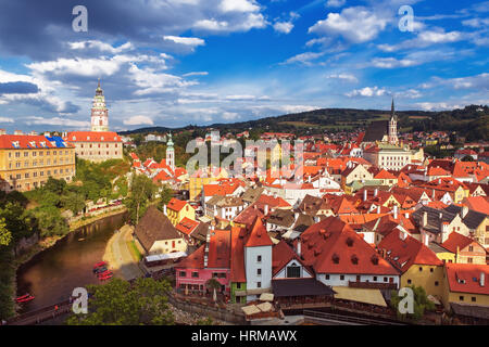 Blick auf Altstadt von Cesky Krumlov und Vltava Fluss, UNESCO-Weltkulturerbe, Tschechische Republik Stockfoto