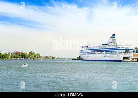 Fracht-Passagier cruise Fähre vor Anker in der Bucht am Pier im Hafen von Helsinki. Warten auf Passagiere vom Terminal einsteigen und beladen von Fahrzeugen und Ladung. Stockfoto