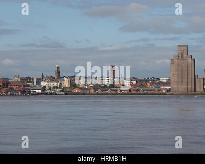 Blick auf die Skyline der Birkenhead über den Mersey River in Liverpool, UK Stockfoto