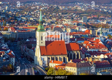 BRATISLAVA, Slowakei-1. NOVEMBER 2016: Blick auf Bratislava Stadt und Saint Martins Kathedrale über die Donau in der Hauptstadt Bratislava, Slowakei Stockfoto