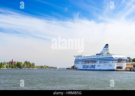 Helsinki, Finnland - 4. August 2012: Fracht-Passagier-Kreuzfahrtfähre Silja Line - vertäut Serenade in der Bucht am Pier im Hafen von Helsinki. Warten auf Passagiere Stockfoto