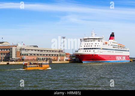 Helsinki, Finnland - 4. August 2012: Fracht-Passagier-Kreuzfahrtfähre vertäut Viking Line in der Bucht am Pier im Hafen von Helsinki. Fluggästen vom terminal Stockfoto