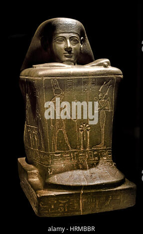 Die Cube-Figur des Amun Priester Hor stammt aus Karnak und entstand um 775 v. Chr. (23. Dynastie). (Block Statue des Amun Priester Hor) Pharao mit der Krone von Ober- und Unterägypten ist neben der Phantom-headed Gott Horus, dargestellt, der den Mord an seinem Vater Osiris gerächt und wurde ein Thronfolger. Stockfoto
