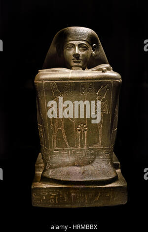 Die Cube-Figur des Amun Priester Hor stammt aus Karnak und entstand um 775 v. Chr. (23. Dynastie). (Block Statue des Amun Priester Hor) Pharao mit der Krone von Ober- und Unterägypten ist neben der Phantom-headed Gott Horus, dargestellt, der den Mord an seinem Vater Osiris gerächt und wurde ein Thronfolger. Stockfoto