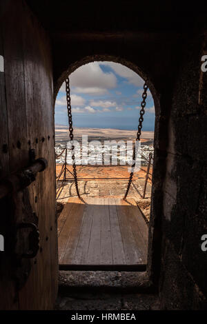 Blick auf Teguise von Schloss de Santa Barbara. Lanzarote, Kanarische Inseln, Spanien Stockfoto