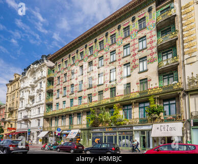 Österreich, Wien, Jugendstil Archtecture an der Wienzeile gegenüber Naschmarkt, Blick auf die Majolika House Wth seine floralen glasierten Fliesen-ornament Stockfoto