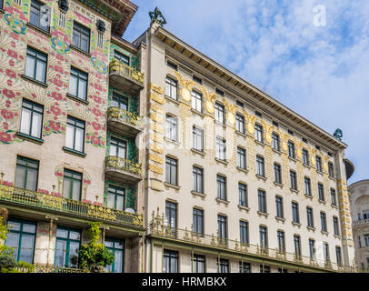 Österreich, Wien, Jugendstil Archtecture an der Wienzeile gegenüber Naschmarkt, Blick auf die Majolika House Wth seine floralen glasierten Fliesen-ornament Stockfoto