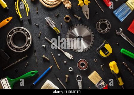 Werkzeuge und Instrumente auf schwarzem Hintergrund Stockfoto
