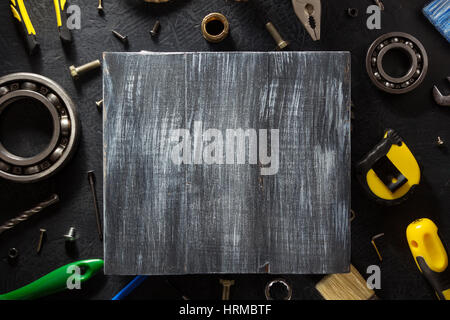 Werkzeuge und Instrumente auf schwarzem Hintergrund Stockfoto