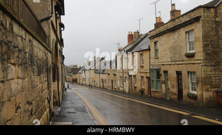 Reihe von Cotswold Reihenhäuser an einem regnerischen Tag in Winchcombe, Gloucestershire, England, Großbritannien Stockfoto