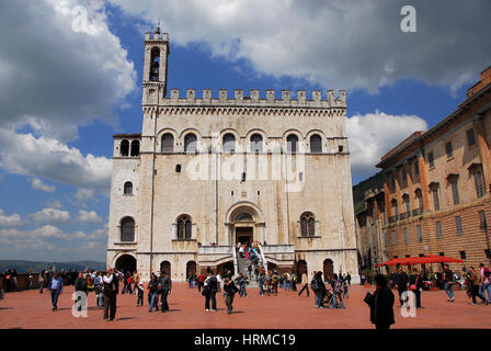 Palazzo dei Consoli (Konsulat Palast), ein mittelalterliches Gebäude Symbol von Gubbio in Umbrien, gesehen vom Hauptplatz Stadt Stockfoto