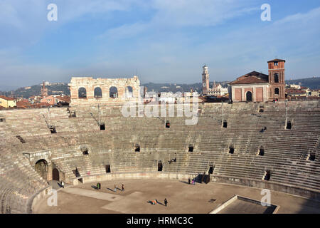 Panoramablick von der berühmten Arena von Verona, einem alten römischen Amphitheater noch in Gebrauch, mit Skyline der Stadt Stockfoto