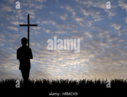 junger Mann mit Kreuz Stockfoto