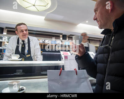 Barkeeper in der traditionellen Bar und Supermarkt in der Nähe von Piazza Duomo in Mailand, Italien während der Milano Fashion Week picken Stockfoto