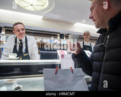 Barkeeper in der traditionellen Bar und Supermarkt in der Nähe von Piazza Duomo in Mailand, Italien während der Milano Fashion Week picken Stockfoto