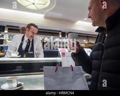 Barkeeper in der traditionellen Bar und Supermarkt in der Nähe von Piazza Duomo in Mailand, Italien während der Milano Fashion Week picken Stockfoto