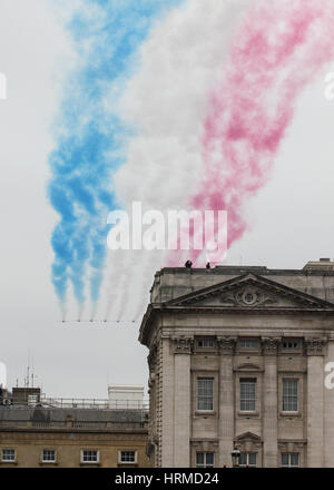 Die Royal Air Force Red Arrows Fly-over Buckingham Palace für Queens Birthday Überflug Stockfoto