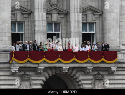 Die königliche Familie, einschließlich ihrer Majestät Königin Elizabeth II stehen auf dem Balkon des Buckingham Palastes wartet auf die Queens Birthday Überflug Stockfoto