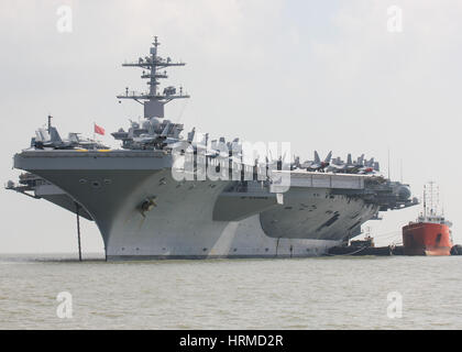 Die USS Theodore Roosevelt verankert während eines Besuchs auf Übung aus den USA vor Stokes Bay, Gosport, UK. Stockfoto
