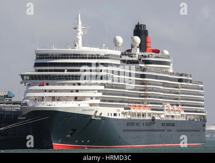 Cunard Queen Elizabeth verlassen Southampton Stockfoto