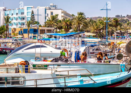 AYIA NAPA - 16. Juli 2016: Zahlreiche Fischerboote und Yachten im Hafen von Ayia Napa. Stockfoto