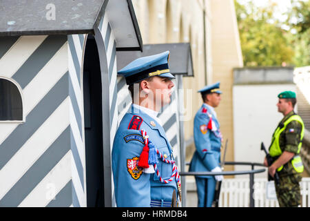 Prag, Tschechische Republik - 4. September 2016: Präsidentengarde und Wachhäuschen in Hradschin, Prager Burg. Stockfoto