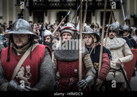 Prag, Tschechien - 4. September 2016: Gepanzerte Ritter führen den Marsch zur Feier des 700. Jahrestag der Krönung von König Charles IV. Stockfoto