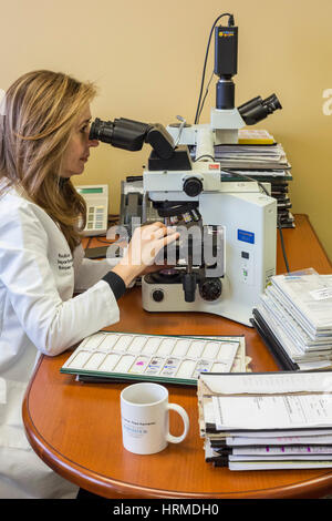 Detroit, Michigan - Dr. Rouba Ali, ein Pathologe an der Detroit Medical Center, untersucht die Zellen unter dem Mikroskop auf Anzeichen von Krebs. Dr. Ali immi Stockfoto