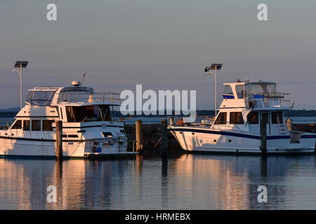 Freizeit- und kommerziellen Schiffe Liegeplatz in der Marina in Nelson Bay. Stockfoto