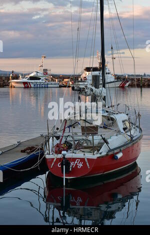 Freizeit- und kommerziellen Schiffe Liegeplatz in der Marina in Nelson Bay. Stockfoto