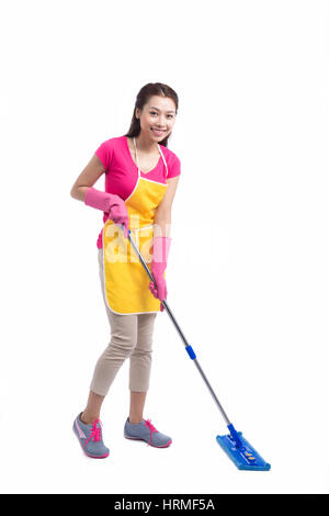 Porträt der jungen asiatischen Hausfrau Reinigung Boden mit Mopp in voller Länge Stockfoto