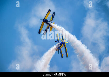 Skycat Wingwalkers aus dem skandinavischen Airshow-Kunstflug-Team durchführen bei der Eröffnungsfeier der Aero India 2017 Stockfoto