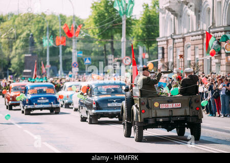 Gomel homelische Belarus, Tag des Sieges Feier 9 Mai. Rückansicht des dekorierten Auto Trauerzug mit Veteranen des 2. Weltkrieges auf Brettern bewegen auf festliche Straße In Pa Stockfoto