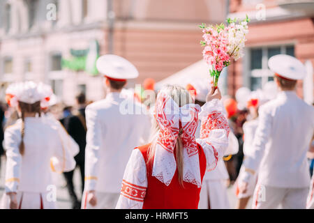 Gomel homelische, Belarus, Feiertag des Sieges 9 Mai. Rückansicht des jungen Frau In weißrussischen Tracht und Cadet Bildung auf Parade Marsch O Stockfoto