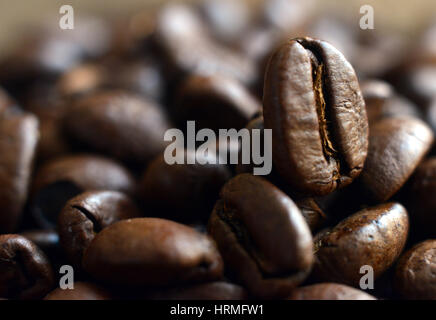 Nahaufnahme von gerösteten Kaffeebohnen. Stockfoto