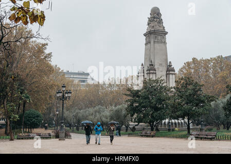 Madrid, Spanien - 20. November 2016: Regentag in Spanien Platz von Madrid. Menschen im Park spazieren Stockfoto