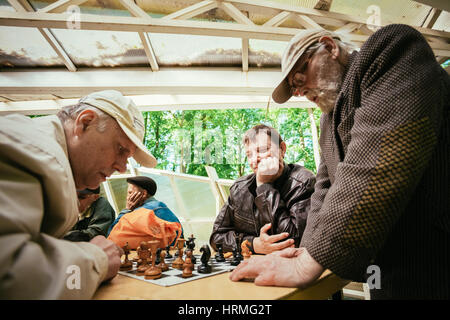 BELARUS, GOMEL - 9. Mai 2014: Aktive Rentner, alte Freunde und Freizeit, senior Männer Spaß haben und spielen Schach am Stadtpark. Stockfoto