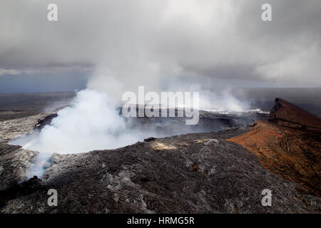 Luftaufnahme des Halemaʻumaʻu-Kraters emittierende vulkanischen Dämpfe auf dem Gipfel des aktiven Vulkans Kilauea auf Big Island, Hawaii, USA. Stockfoto