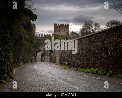 Via San Sebastiano in Richtung Tor in der alten Aurelianischen Mauer in Rom, Italien Stockfoto