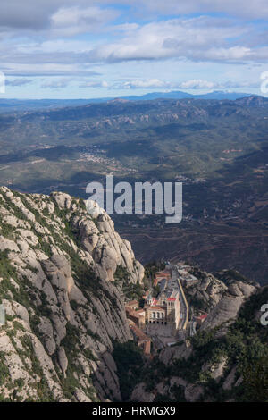 Basilika in Montserrat Kloster, Katalonien, Spanien.  Benediktiner Abtei Santa Maria de Montserrat mit Sant Llorenç del Munt im Hintergrund. Stockfoto