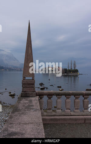 Isola dei Pescatori von Isola Bella, die Borromäischen Inseln am Lago Maggiore, in bewölkten grauen Winter Wetter, Norditalien Stockfoto