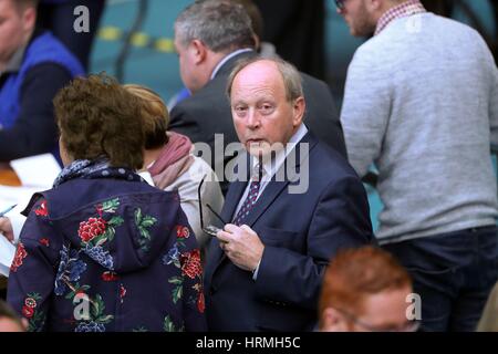 Traditionelle Unionist Stimme (TÜV) Führer Jim Allister während der Auszählung der Stimmzettel an der sieben Türme Leisure Centre, Ballymena, Nordirland Versammlung Wahl. Stockfoto