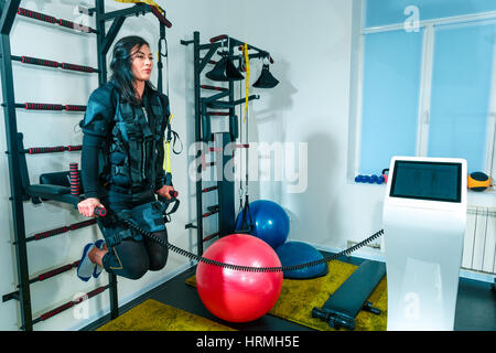 Die Sportlerin tun, üben sie im EMS-Fitness-studio Stockfoto