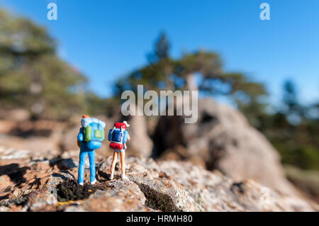 Miniatur-Touristen mit Rucksack. Makro-Foto Stockfoto