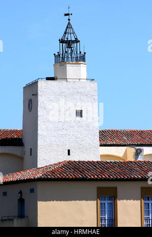 Glockenturm der Kirche von Str. Francis von Assisi in Port Grimaud im Departement Var, Frankreich Stockfoto