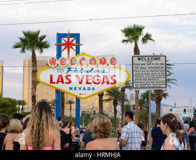 Massen von Touristen versammeln sich am "Welcome to Fabulous Las Vegas" Schild, Wahrzeichen am Ende des Las Vegas Boulevard und Eintrag verweisen auf Stockfoto