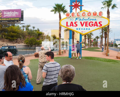 Massen von Touristen versammeln sich am "Welcome to Fabulous Las Vegas" Schild, Wahrzeichen am Ende des Las Vegas Boulevard und Eintrag verweisen auf Stockfoto