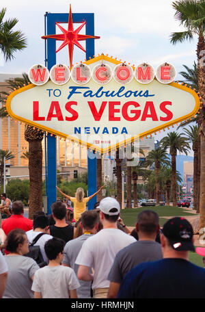 Massen von Touristen versammeln sich am "Welcome to Fabulous Las Vegas" Schild, Wahrzeichen am Ende des Las Vegas Boulevard und Eintrag verweisen auf Stockfoto