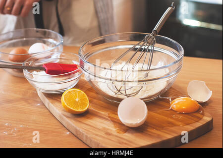 Bad, Kochen, Küche Katastrophen verschüttet Ei Stockfoto